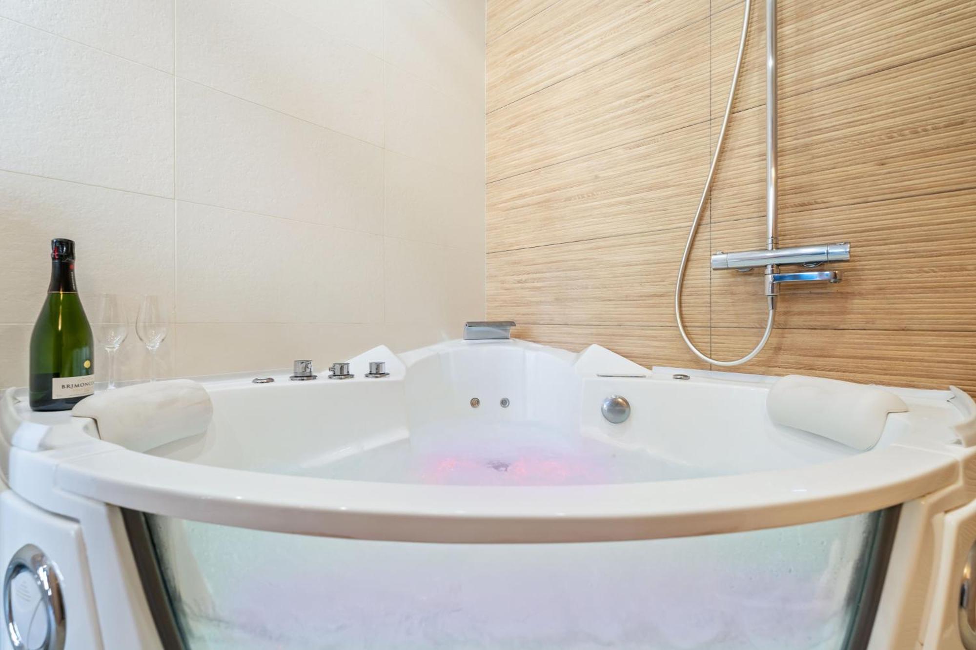 Nice Renting - Honey Moon Massena - Luxe Room - Jaccuzzi - Terrasse - King Bed - AC Esterno foto